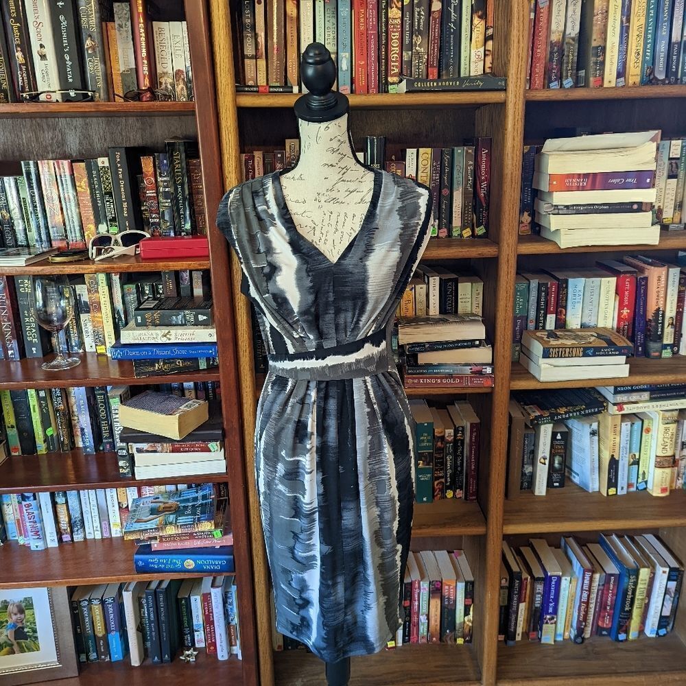 Komarov v neck black white grey  belted front pleated cap sleeve  dress sz s euc